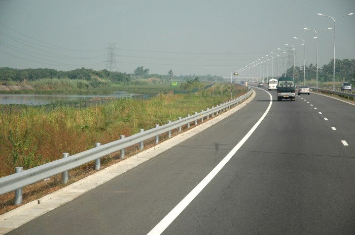 The highway through Muturajawela